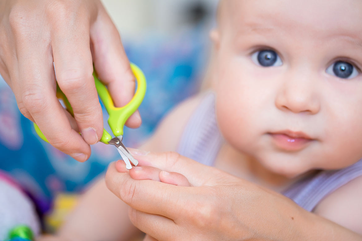 Tagliare le unghie al neonato: i consigli per abituarsi in fretta